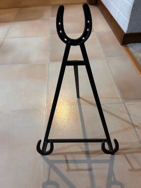 Black Metal Horseshoe Easel Stand